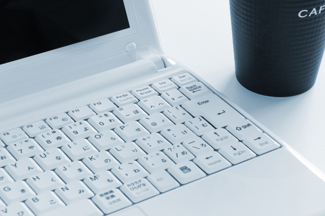 パソコンとカップ